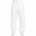 Pantaloni bărbați albi baggy fit cu sneakers albi pe model