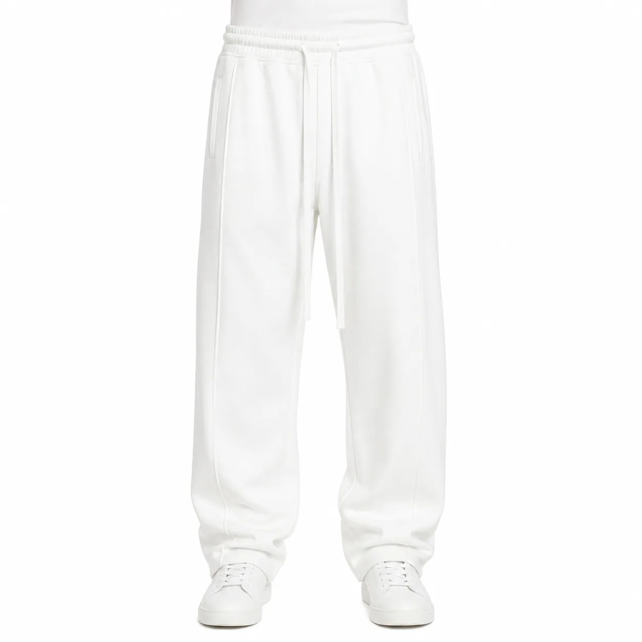 Pantaloni bărbați albi baggy fit cu sneakers albi pe model