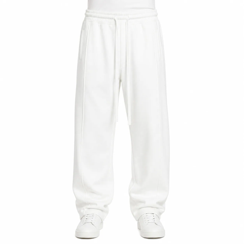 Pantaloni bărbați albi baggy fit cu sneakers albi pe model