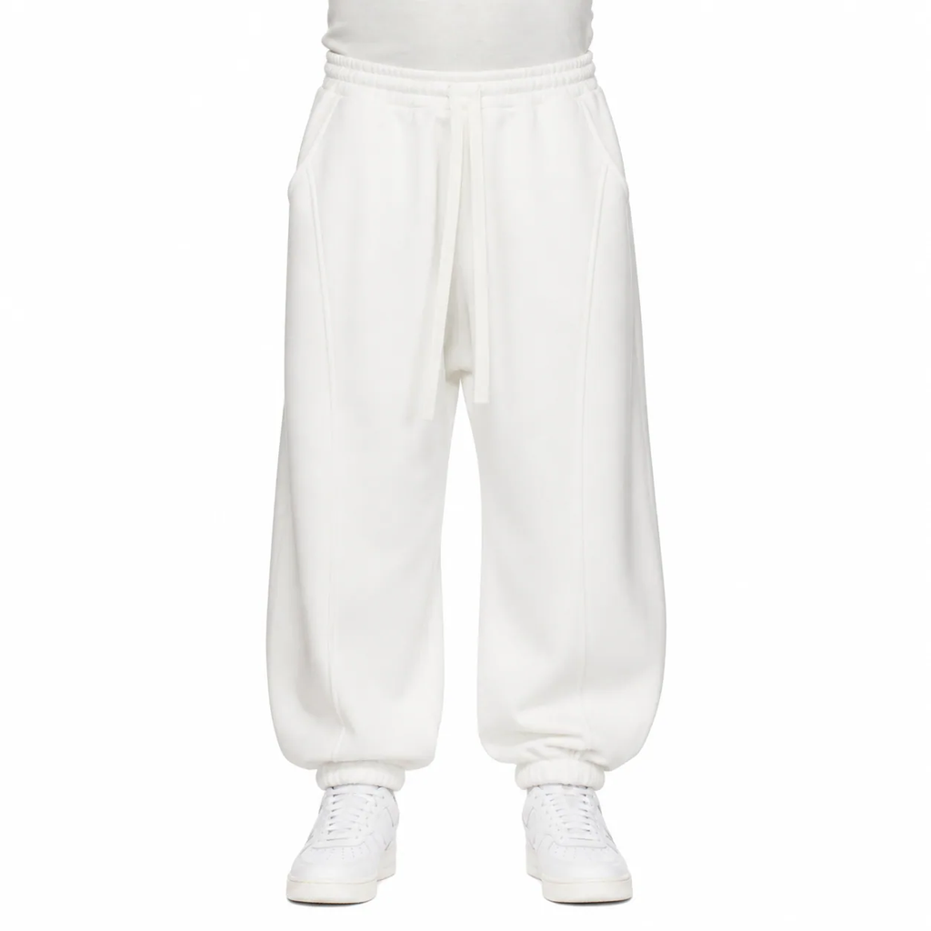 Pantaloni bărbați albi balloon fit cu sneakers albi pe model