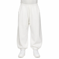 Pantaloni bărbați albi balloon fit cu sneakers albi pe model