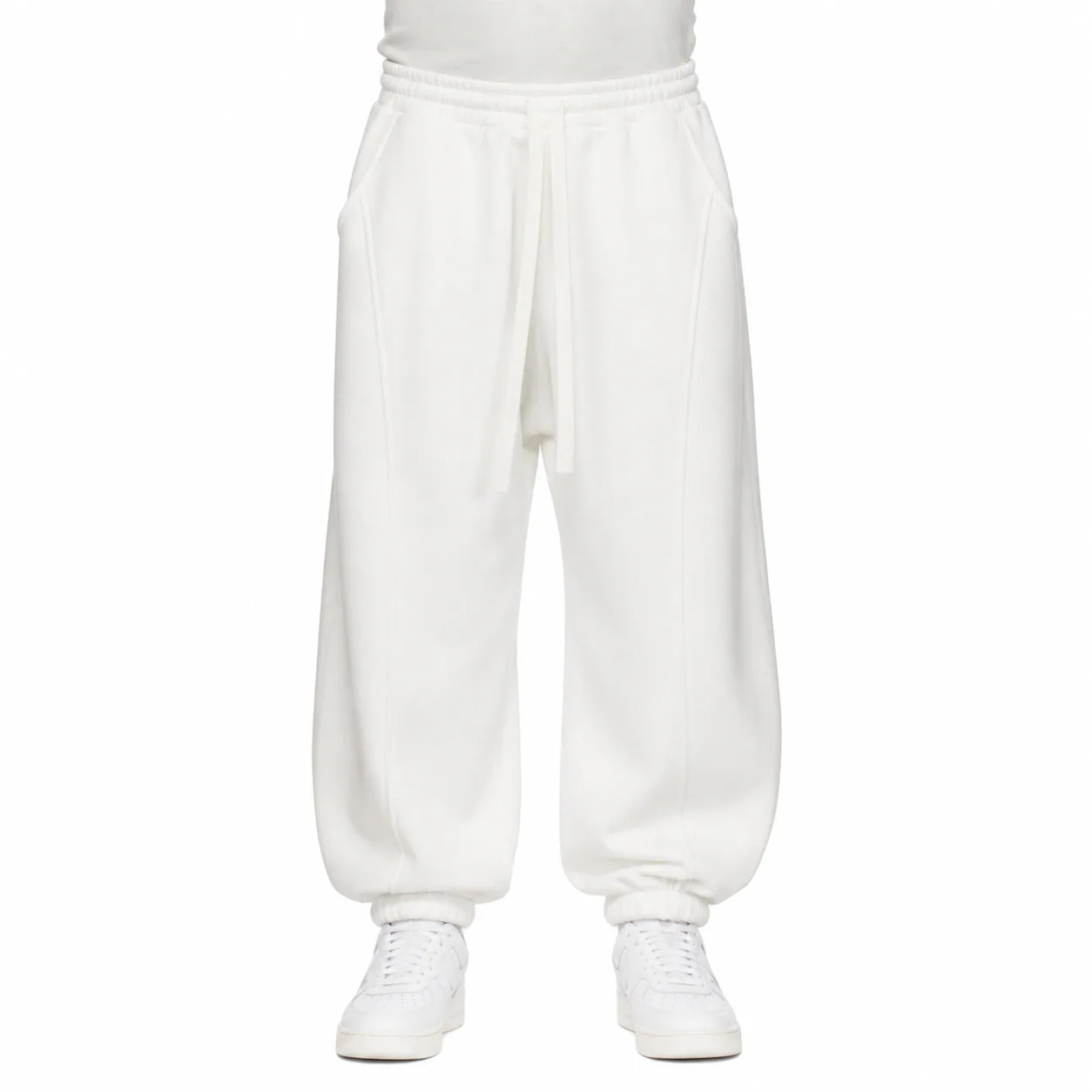 Pantaloni bărbați albi balloon fit cu sneakers albi pe model