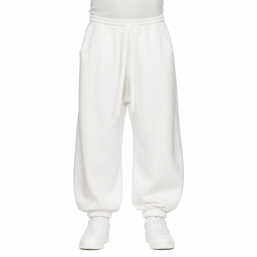 Pantaloni bărbați albi balloon fit cu sneakers albi pe model