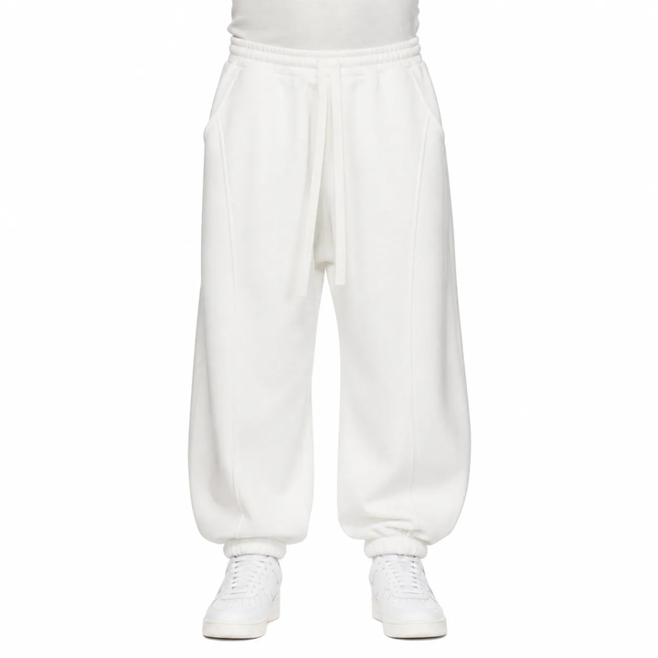 Pantaloni bărbați albi balloon fit cu sneakers albi pe model