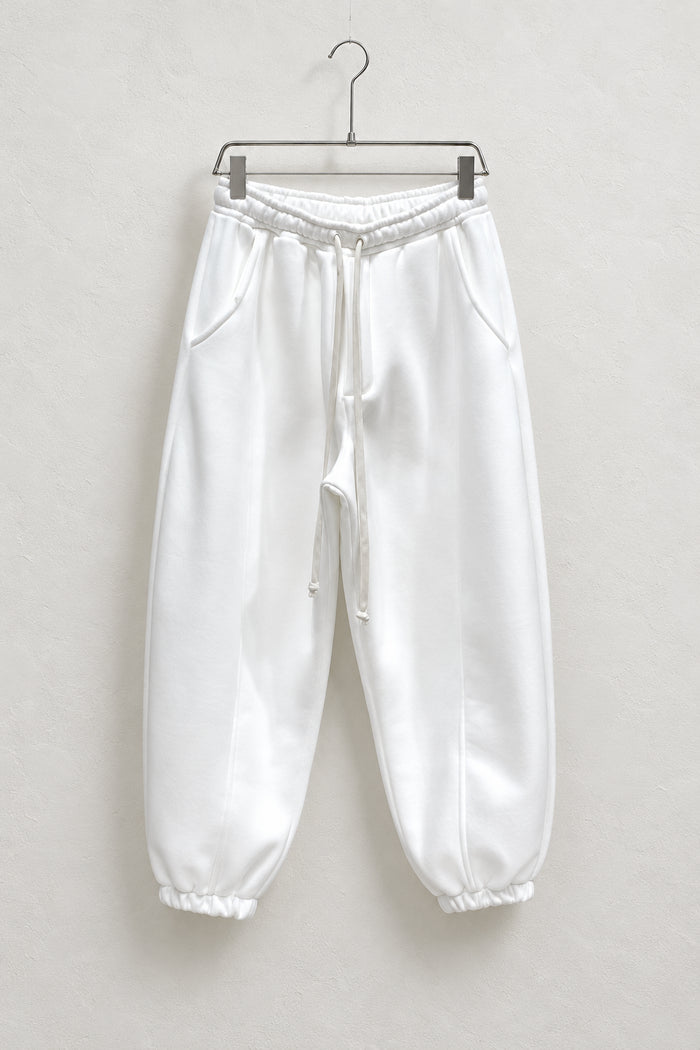Pantaloni Jogger Bărbați Albi din Bumbac, vedere frontală completă pe umeraș metalic.