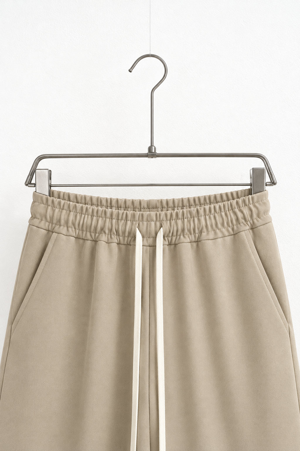 Detaliu talie elastică pantaloni pe umeraș