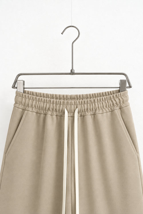 Detaliu talie elastică pantaloni pe umeraș