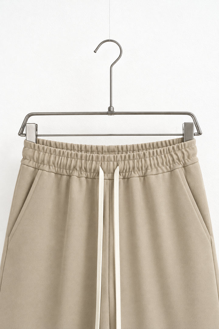 Detaliu talie elastică pantaloni pe umeraș