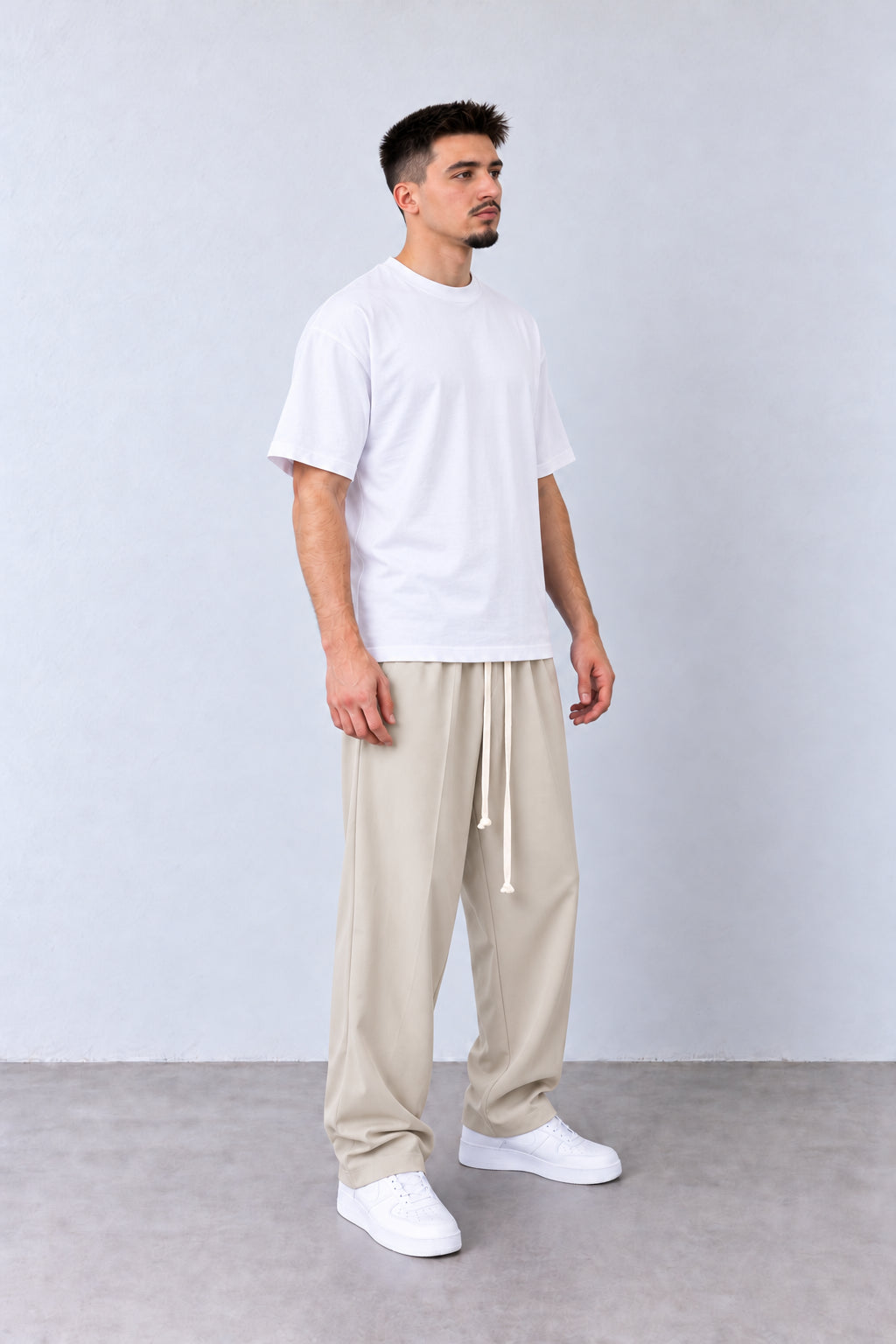 Pantaloni Bărbați Bej Deschis Largi cu Șnur Lung, vedere integrală pe model, în postură naturală.