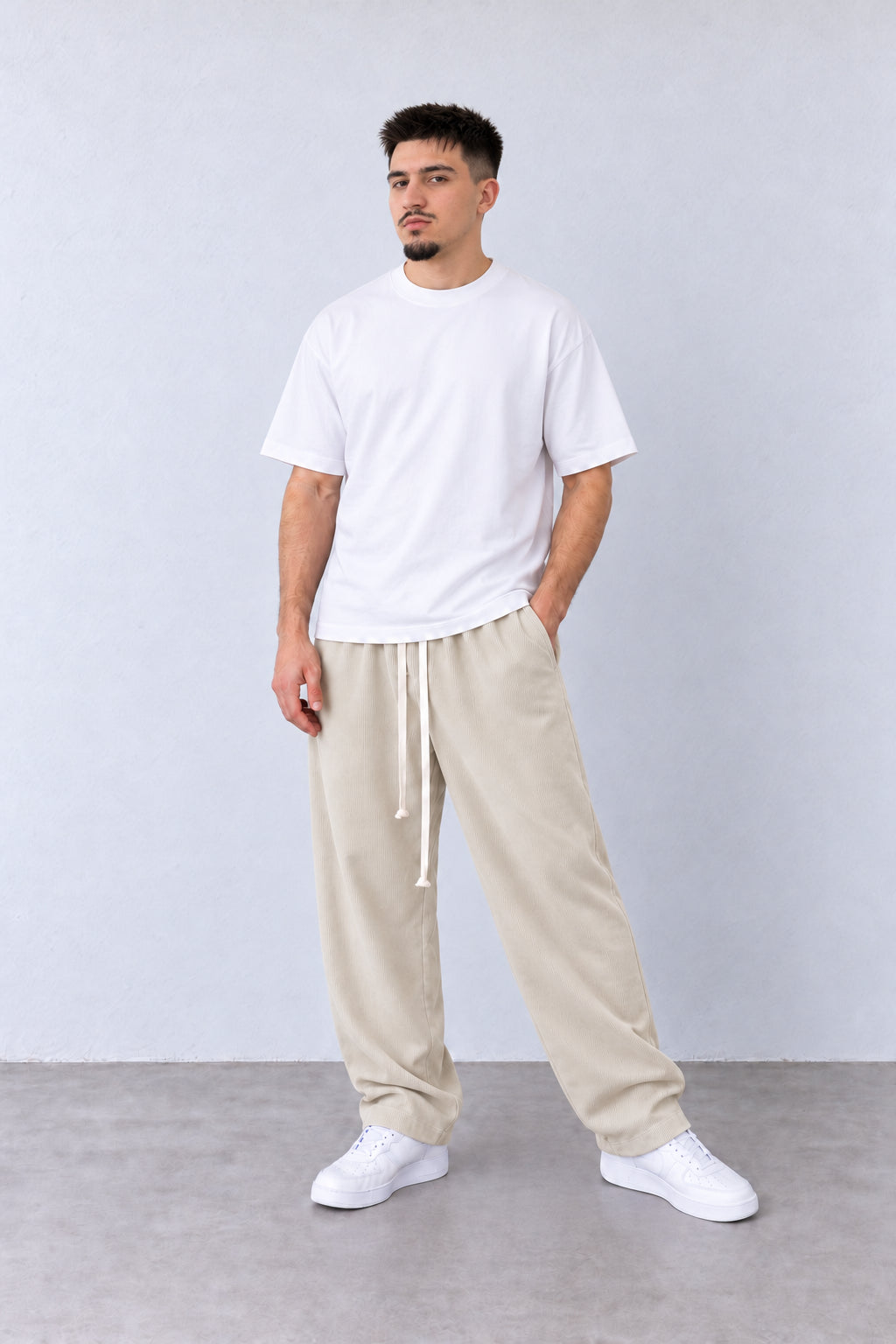 Pantaloni Bărbați Bej Deschis Raiați Largi cu Șnur Lung, vedere integrală pe model cu capul ușor întors sau înclinat.
