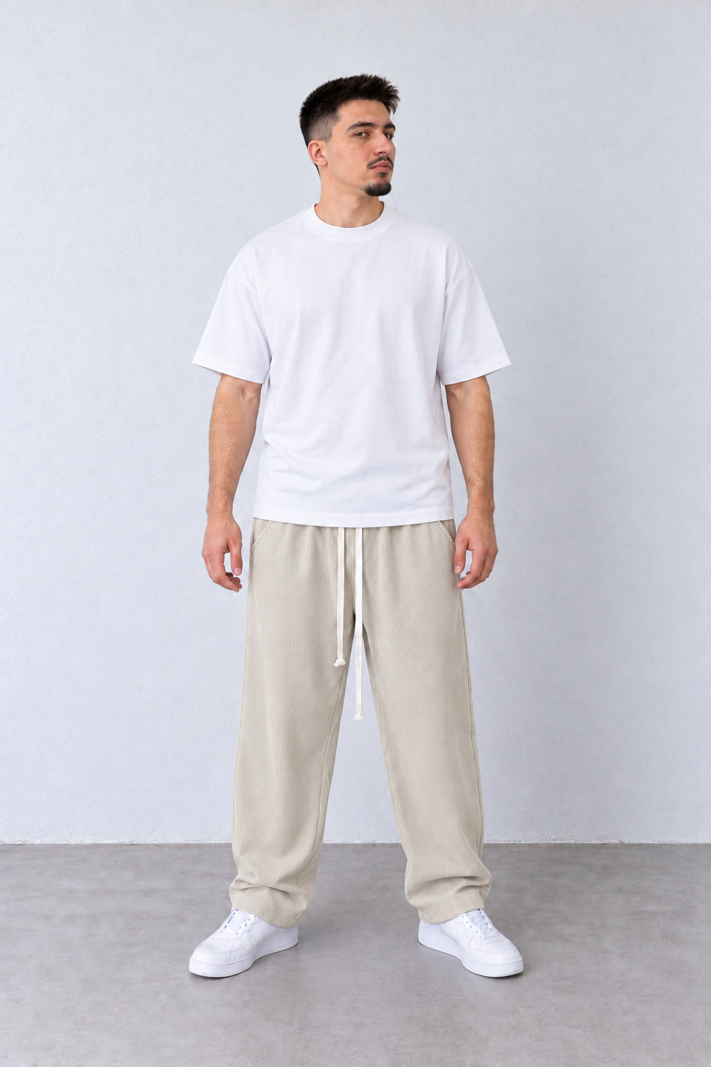 Pantaloni Bărbați Bej Deschis Raiați Largi cu Șnur Lung, vedere integrală pe model, în postură naturală.