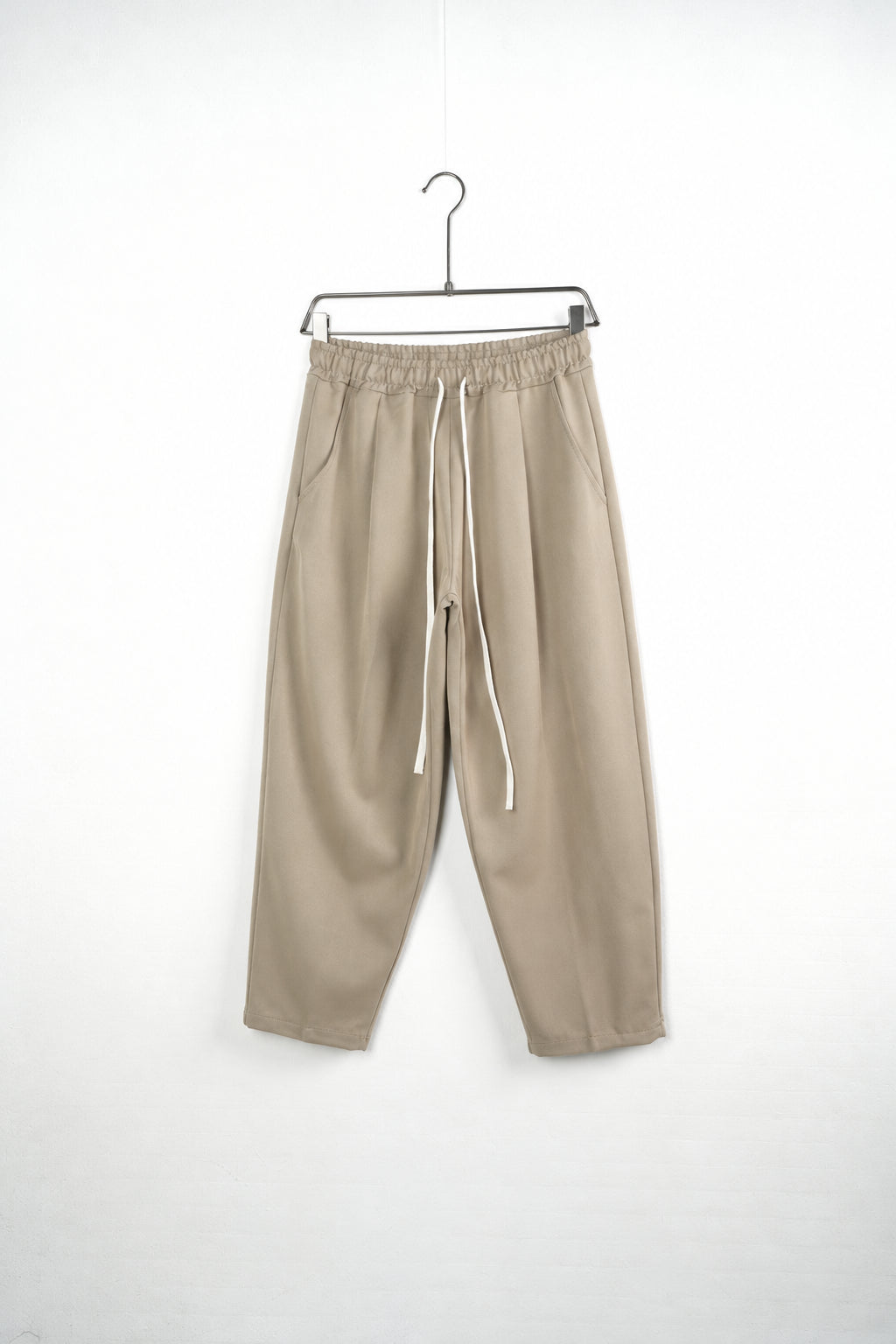 Pantaloni baggy pe umeraș, unghi oblic