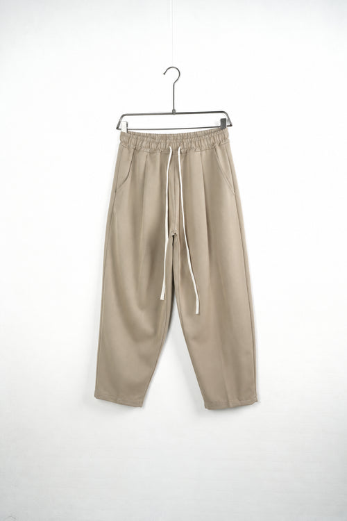 Pantaloni baggy pe umeraș, unghi oblic