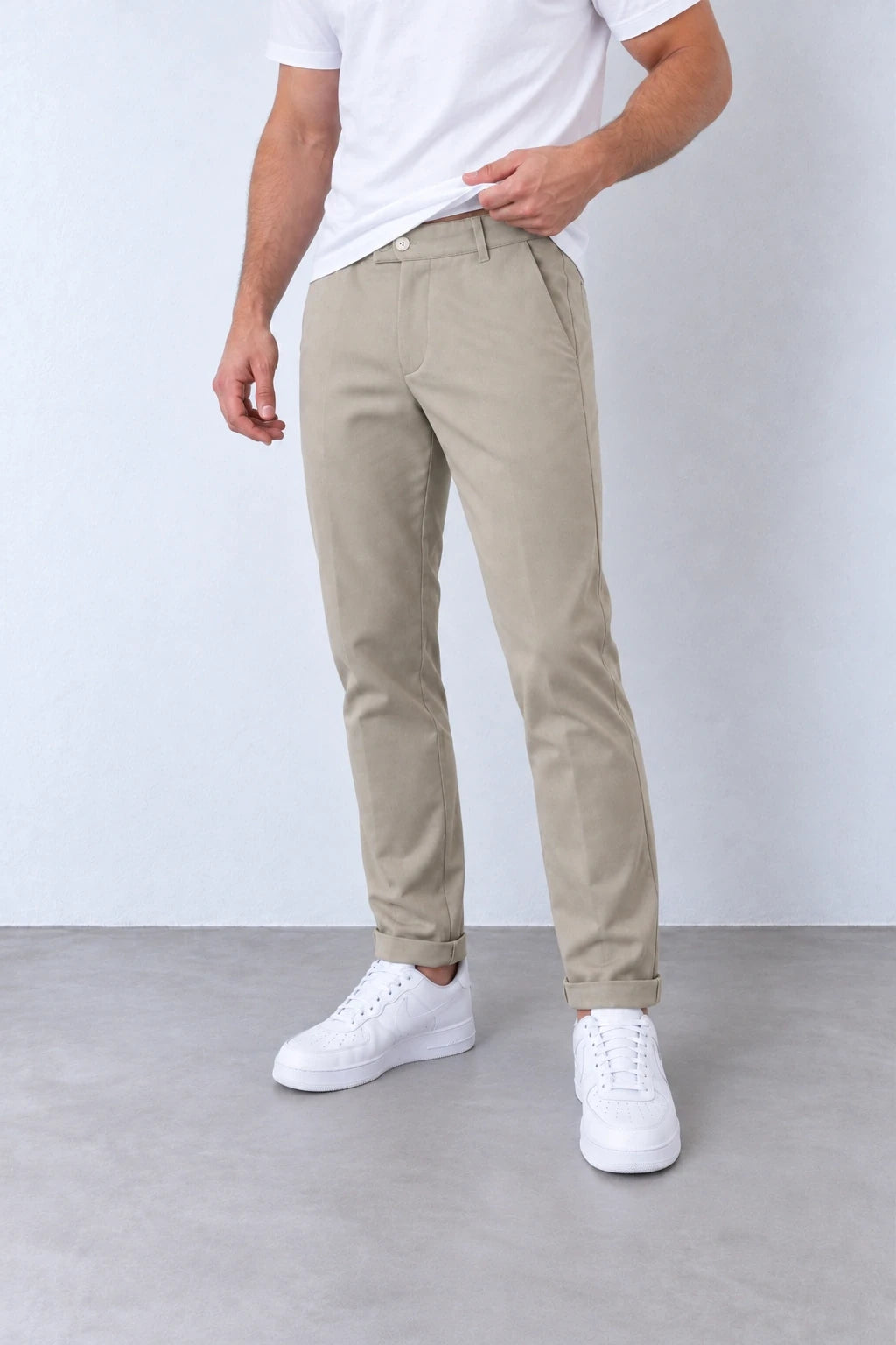 Pantaloni bej slim fit pentru bărbați, vedere din trei sferturi, cu buzunare oblice și tiv cu rever.