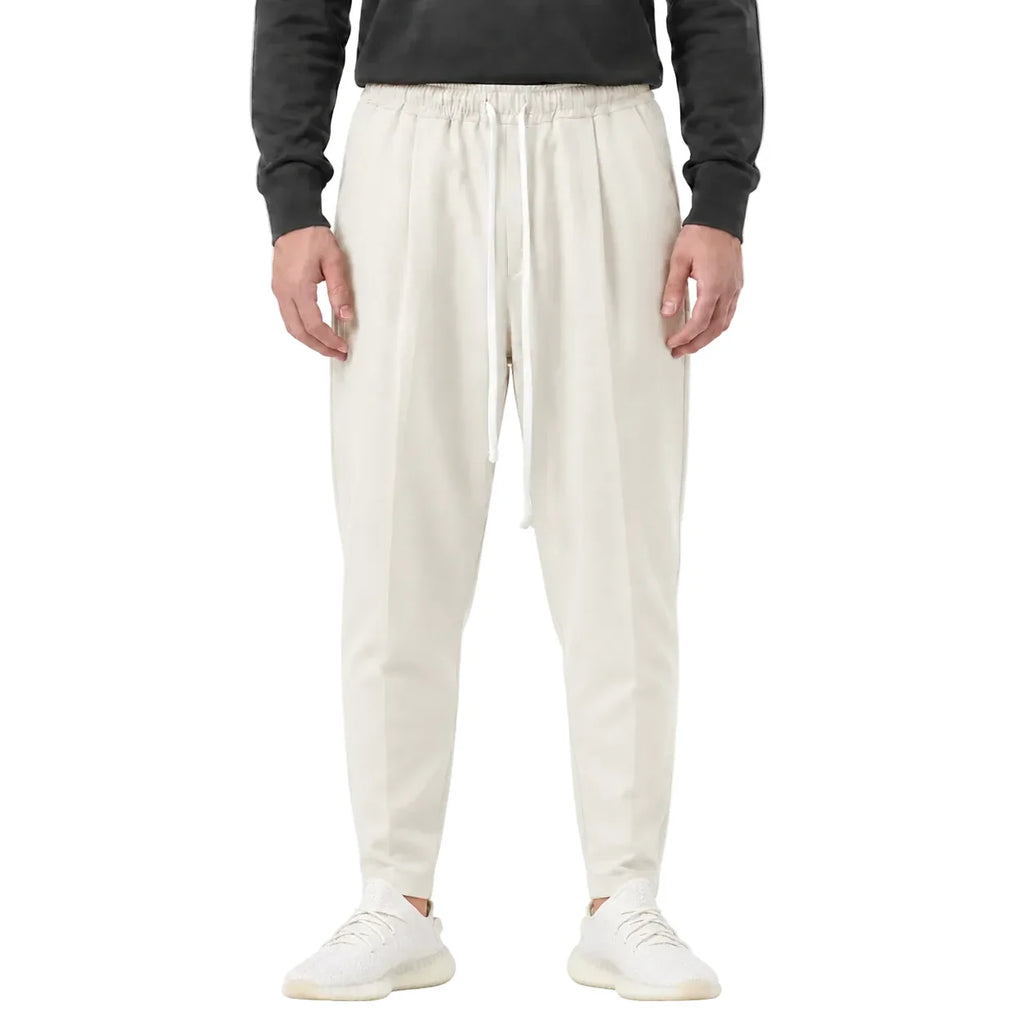 Pantaloni bej pentru bărbați, croială ușor slim, purtați din față cu șnur lung