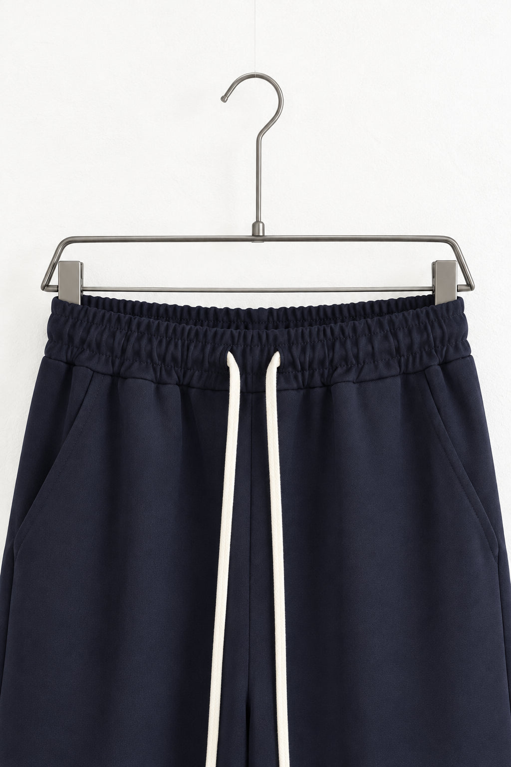 Detaliu talie elastică pantaloni pe umeraș