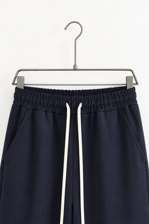 Detaliu talie elastică pantaloni pe umeraș