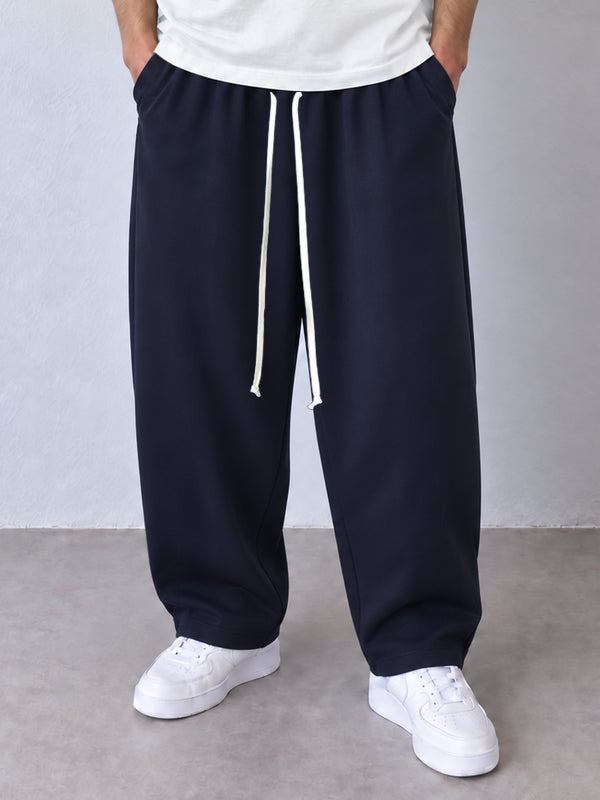 Detaliu pantaloni bleumarin, talie cu șnur textil lung și croială baggy