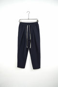 Pantaloni bărbați bleumarin, vedere frontală, cu pense, talie elastică, șnur alb și buzunare laterale