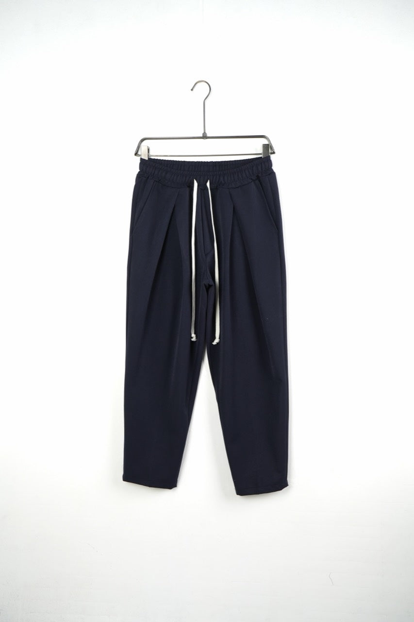 Pantaloni bărbați bleumarin, vedere frontală, cu pense, talie elastică, șnur alb și buzunare laterale