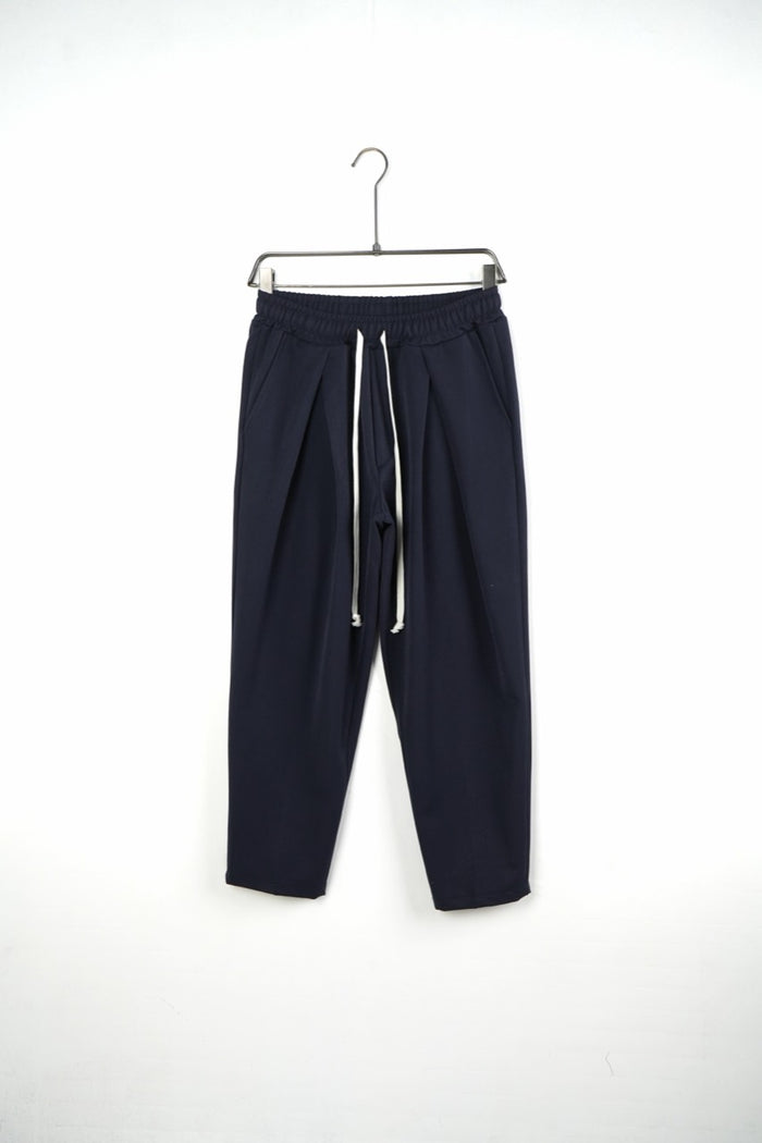 Pantaloni bărbați bleumarin, vedere frontală, cu pense, talie elastică, șnur alb și buzunare laterale