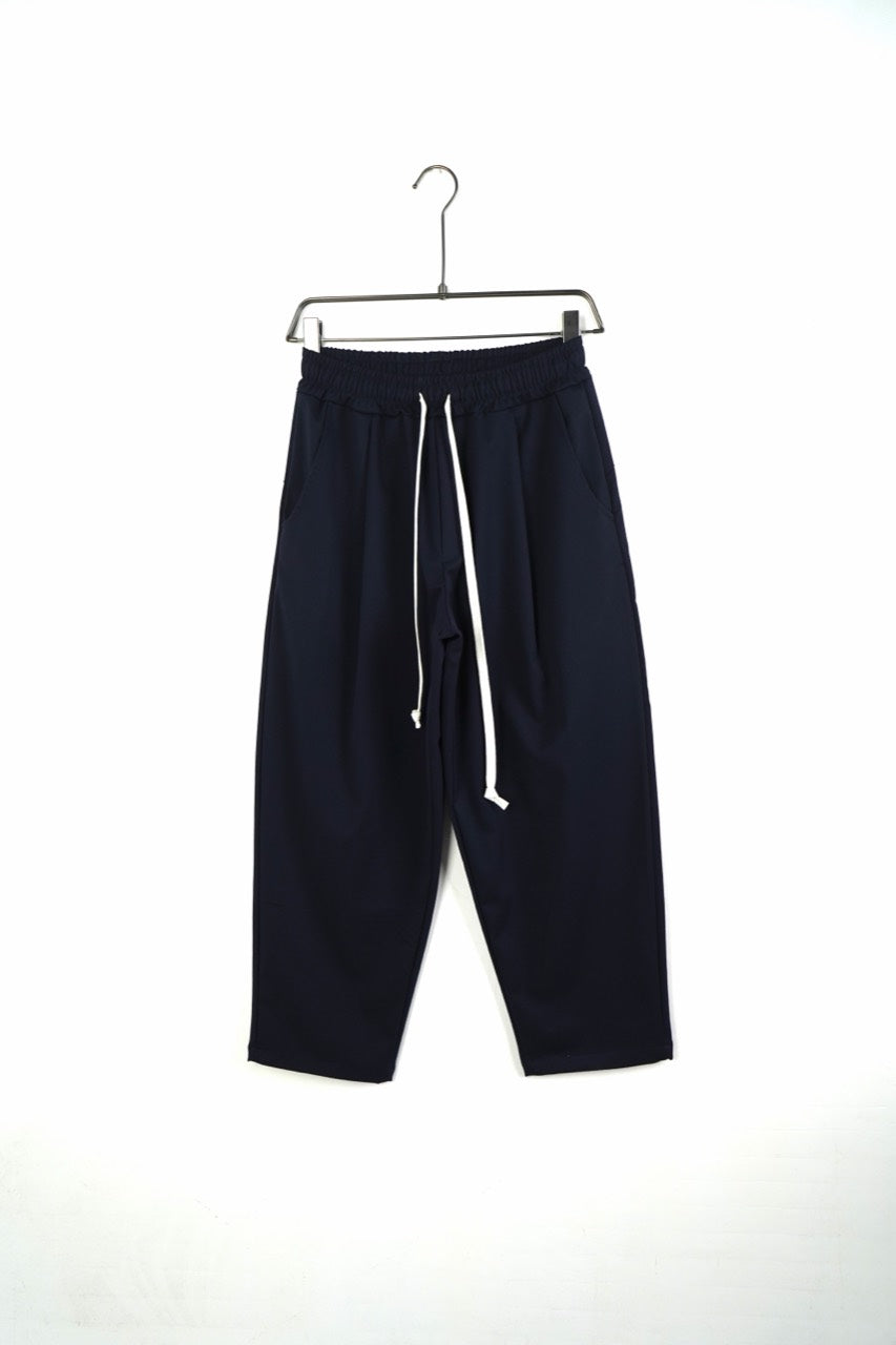 Pantaloni bărbați bleumarin, vedere frontală, talie elastică cu șnur alb, buzunare laterale și tivuri simple