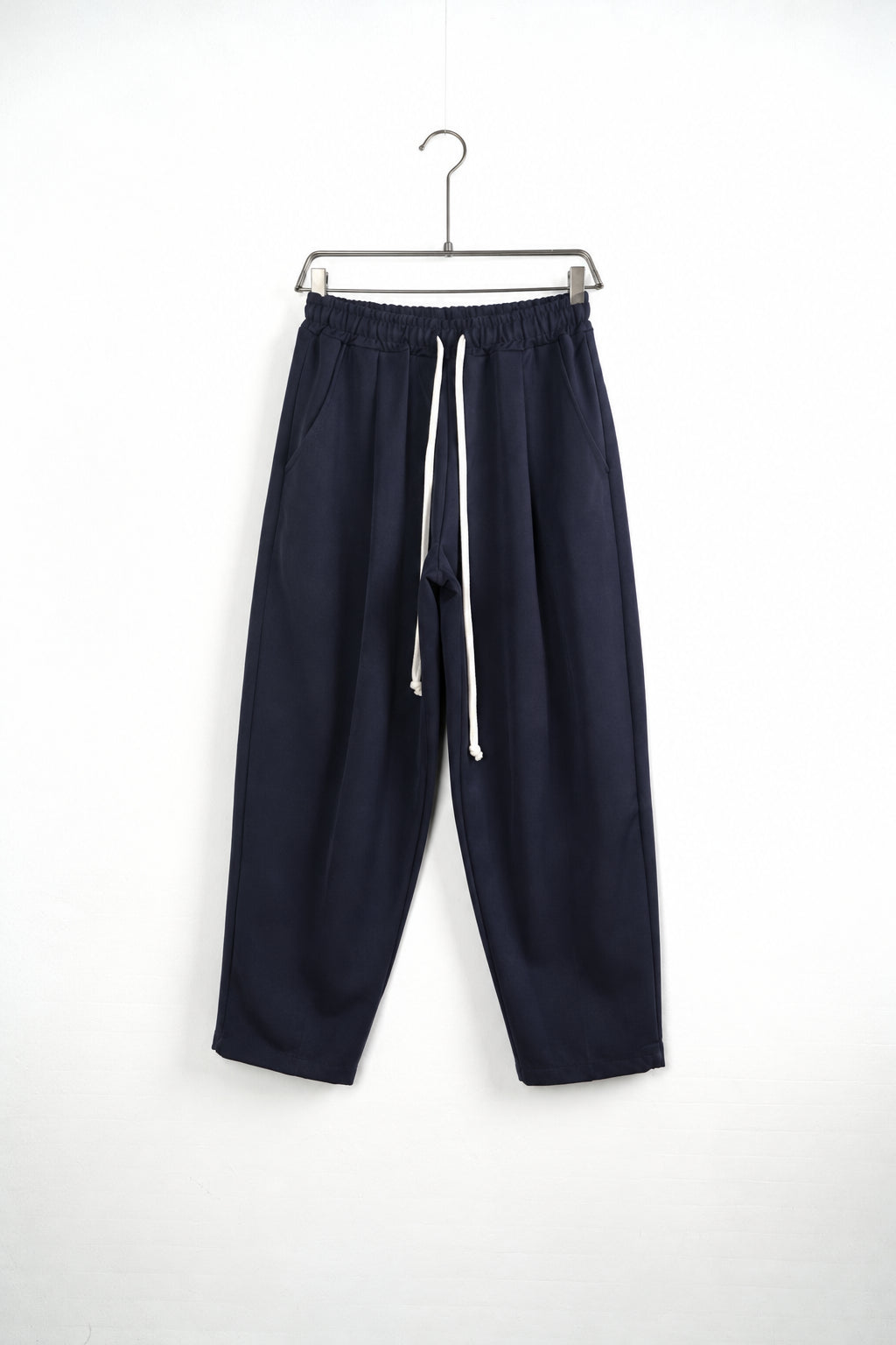 Pantaloni baggy pe umeraș, unghi oblic