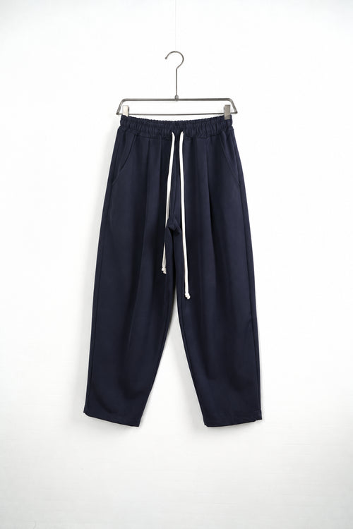 Pantaloni baggy pe umeraș, unghi oblic