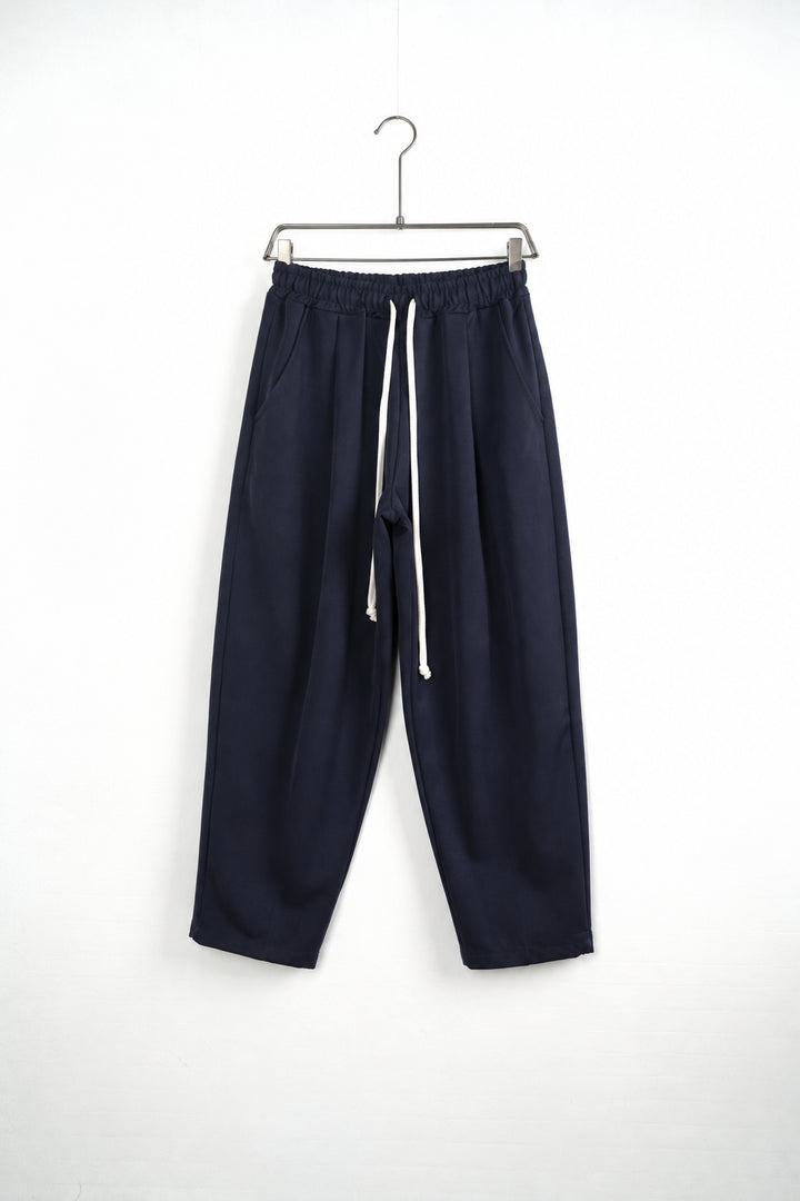 Pantaloni baggy pe umeraș, unghi oblic