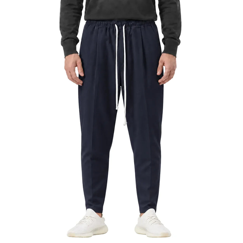 Pantaloni bleumarin pentru bărbați, croială ușor slim, purtați din față cu șnur alb