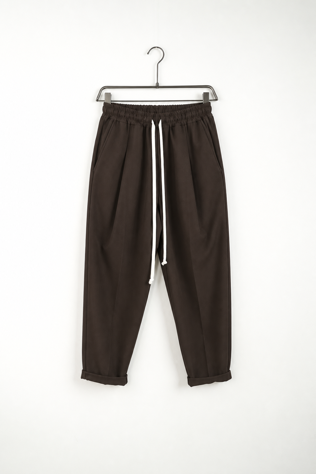 Pantaloni Lungi Slim Bărbați Casual Maro cu Șnur – fotografie produs pe umeraș