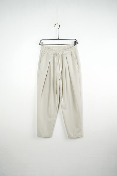 Pantaloni bărbați crem, vedere frontală, cu pense, talie elastică, șnur alb și buzunare laterale