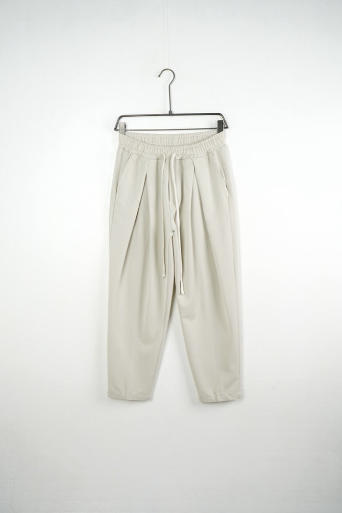 Pantaloni bărbați crem, vedere frontală, cu pense, talie elastică, șnur alb și buzunare laterale
