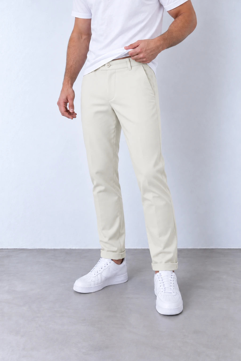 Pantaloni crem slim fit pentru bărbați, vedere din trei sferturi, cu buzunare oblice și tiv cu rever.