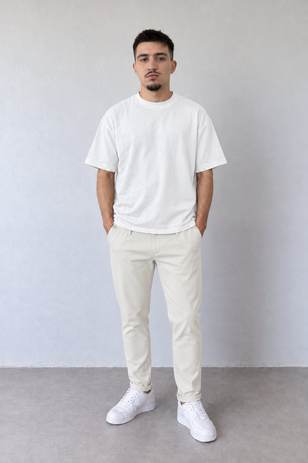 Pantaloni crem slim fit pentru bărbați, fără șnur, cu buzunare oblice și tiv îndoit la gleznă, vedere integrală.