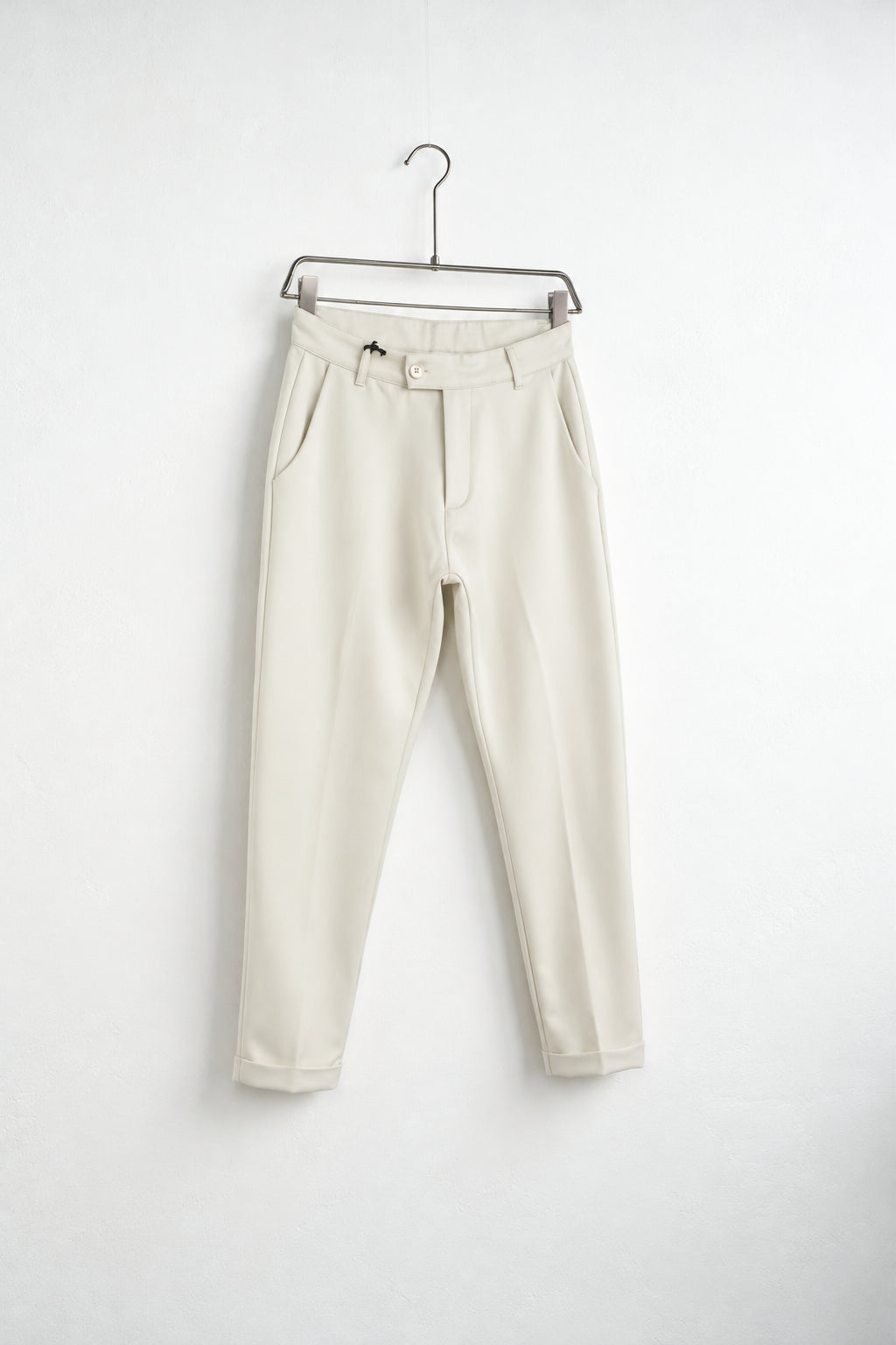 Pantaloni crem slim fit pe umeraș, vedere oblică