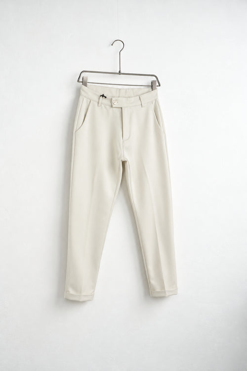 Pantaloni crem slim fit pe umeraș, vedere oblică
