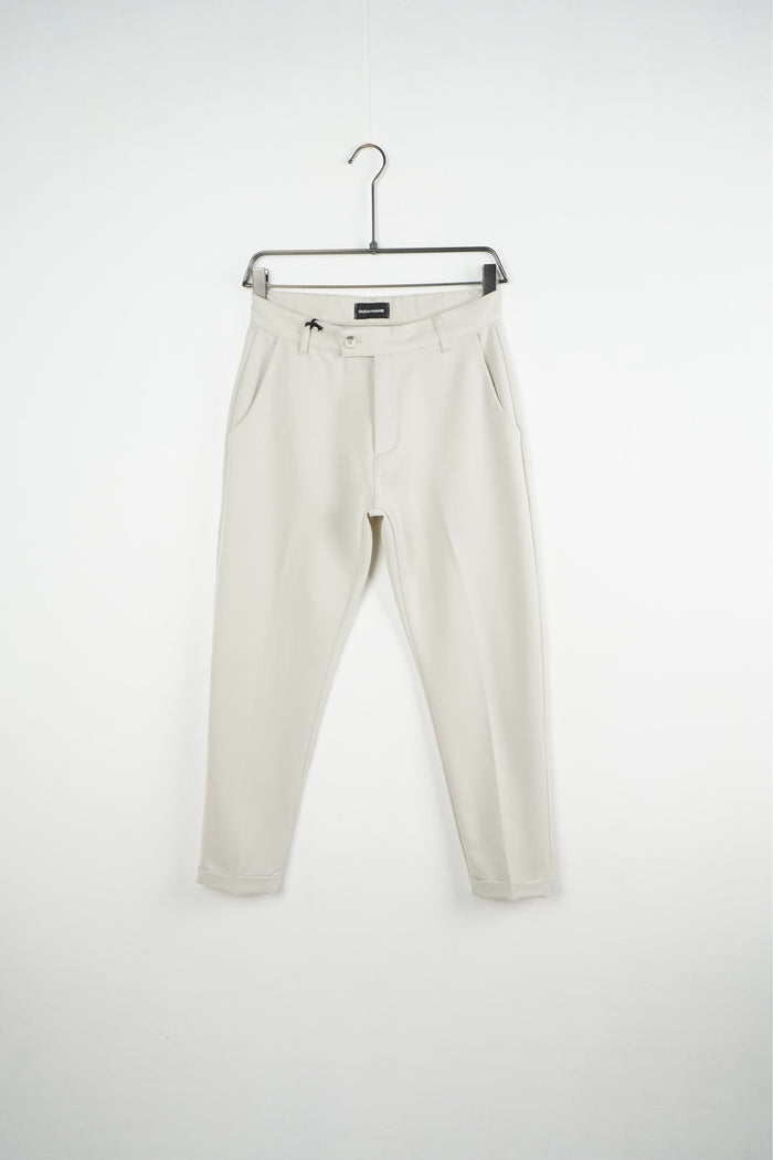 Pantaloni crem slim fit pentru bărbați, cu nasture, găici pentru curea și tiv cu rever, vedere frontală pe umeraș