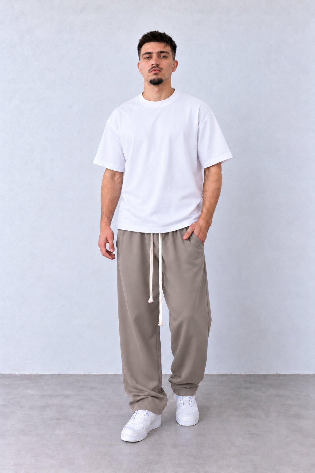 Pantaloni Bărbați Grej Largi cu Șnur Lung, vedere integrală pe model, în postură naturală.