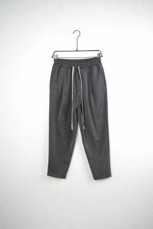 Pantaloni gri carrot fit pentru bărbați, cu talie elastică și șnururi albe, vedere frontală integrală pe umeraș