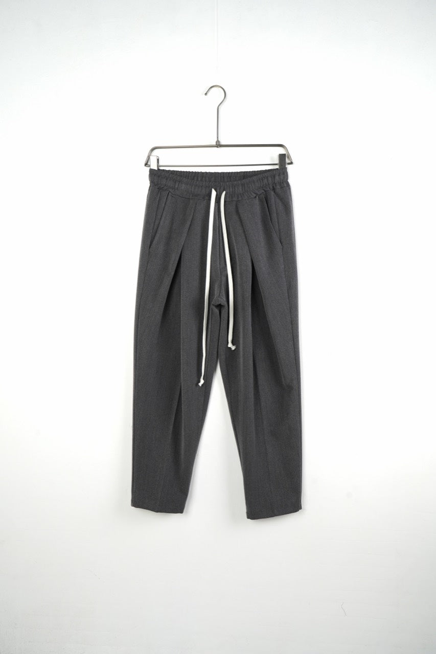 Pantaloni bărbați gri, vedere frontală, cu pense, talie elastică, șnur alb și buzunare laterale