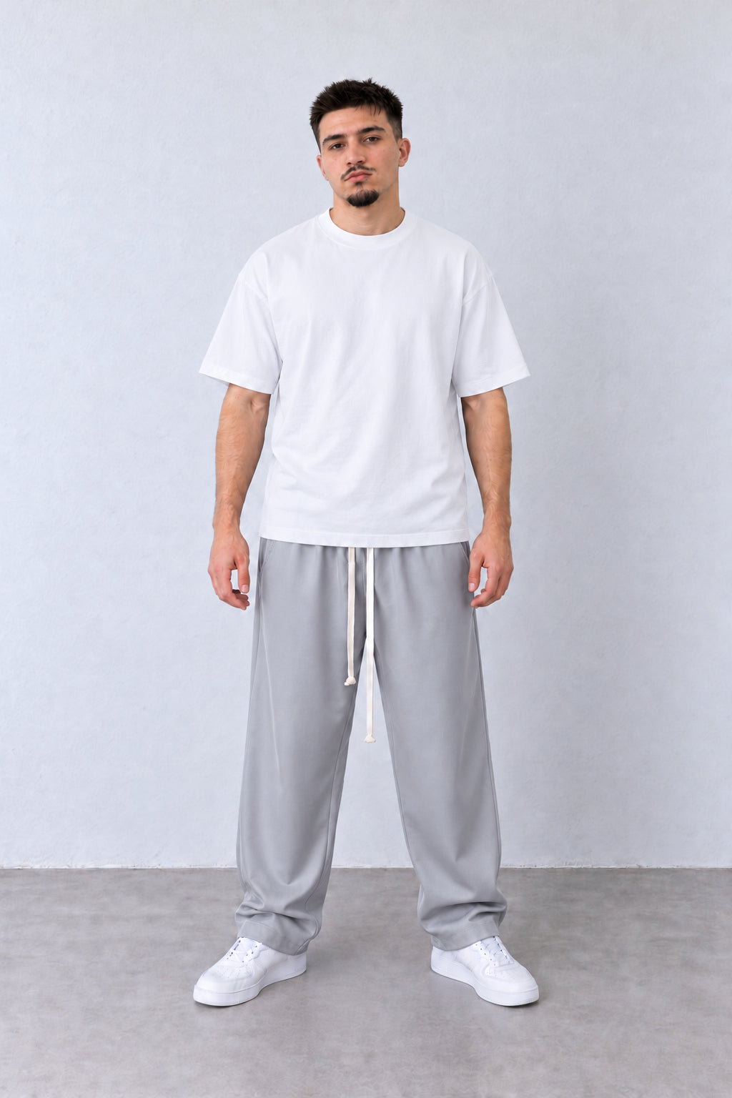 Pantaloni Bărbați Gri Deschis Largi cu Șnur Lung, vedere integrală pe model, în postură naturală.