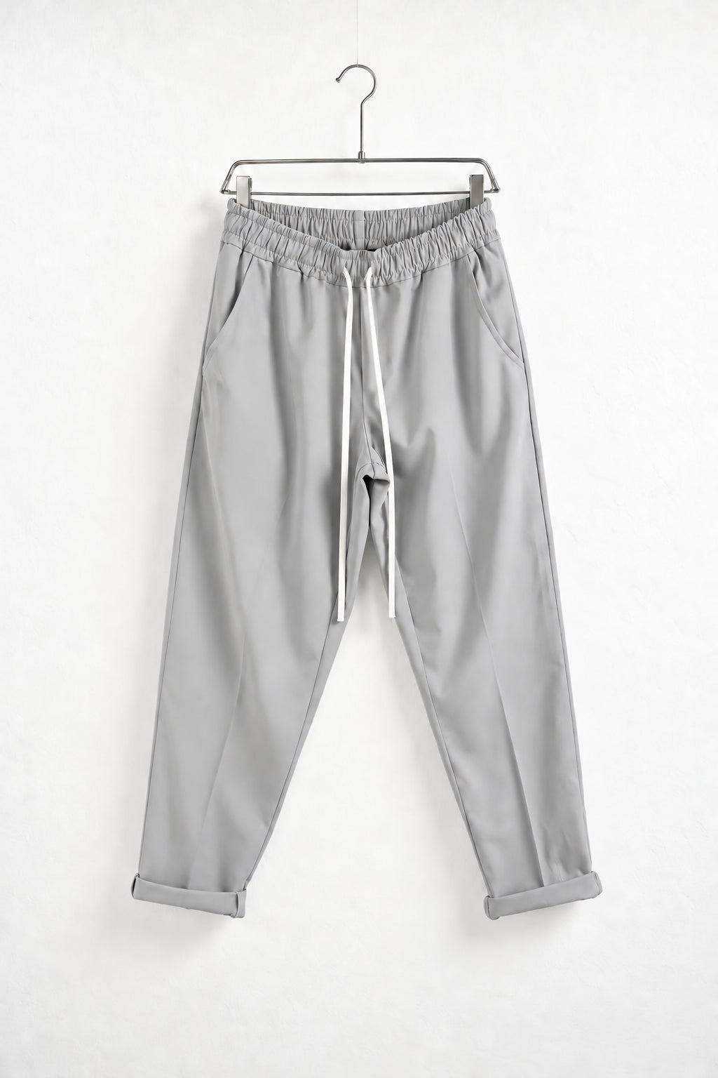 Pantaloni bărbați gri deschis slim cu șnur lung, vedere frontală pe umeraș