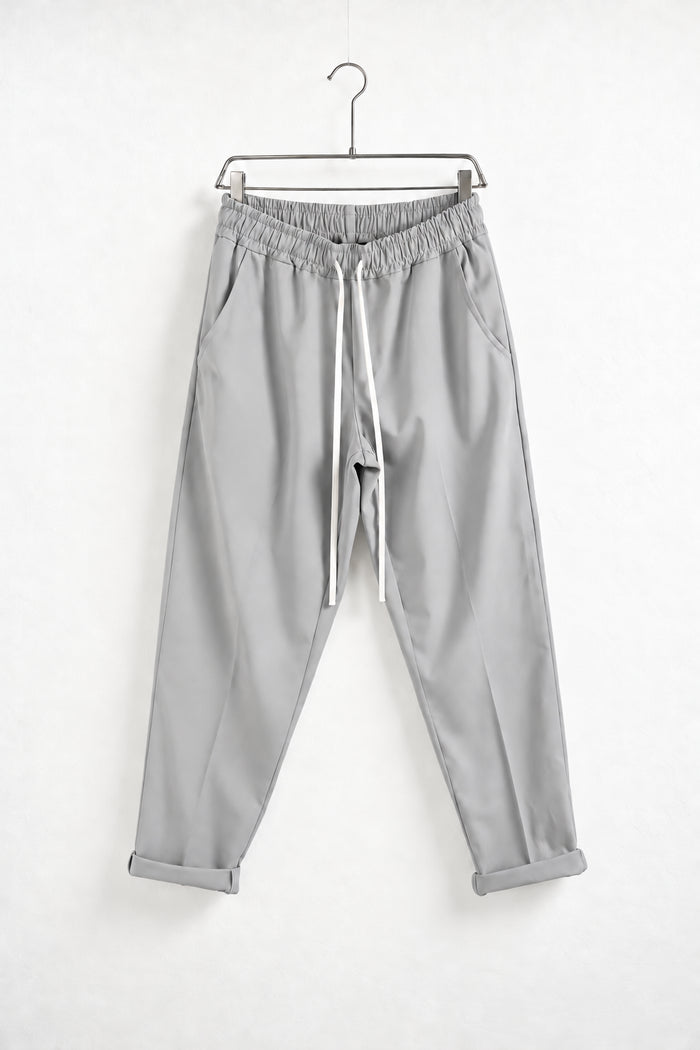 Pantaloni bărbați gri deschis slim cu șnur lung, vedere frontală pe umeraș