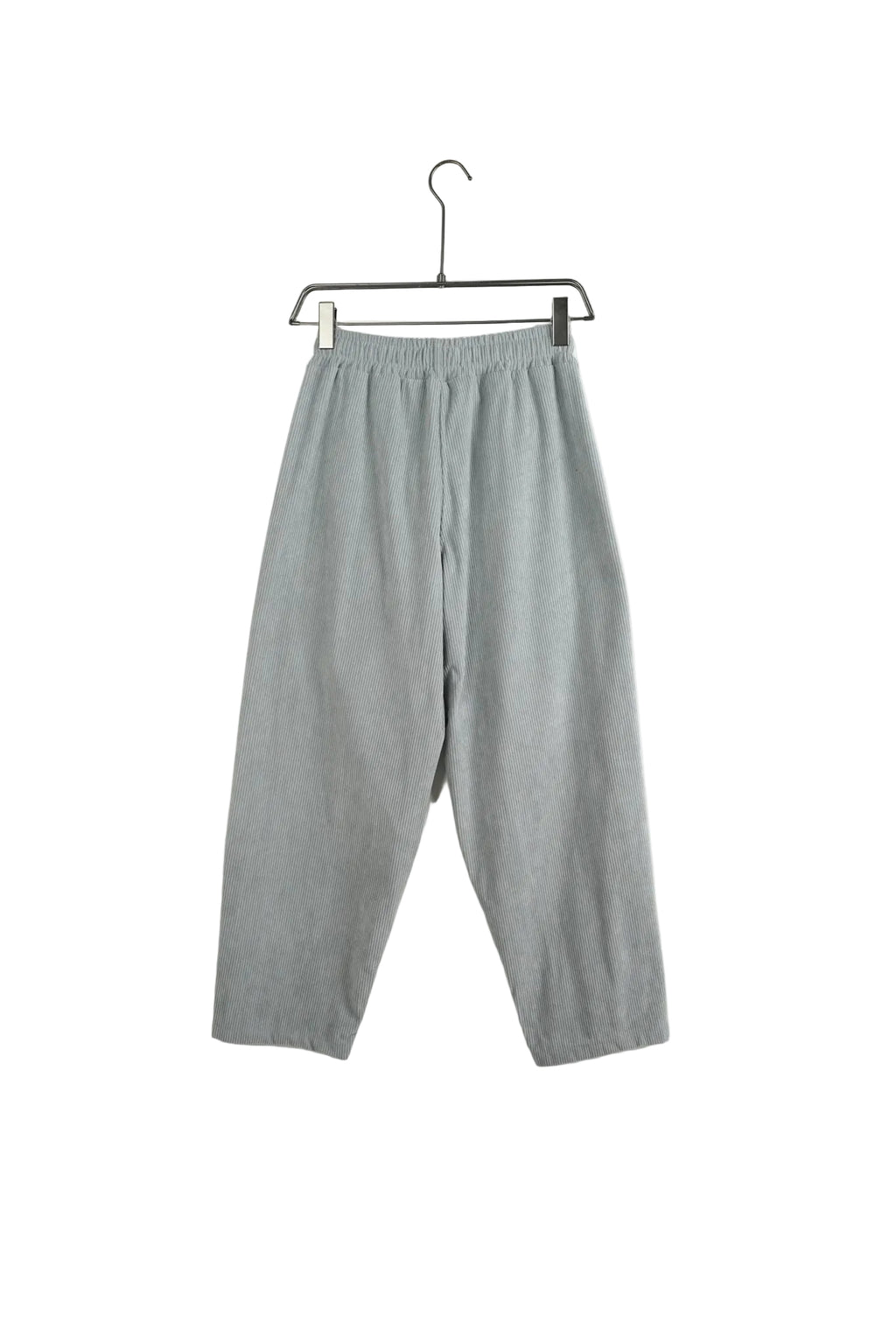 Model de pantaloni cu șiret lung bărbați, culoare gri deschis, design wide leg cu dungi verticale, ideal pentru outfituri de primăvară