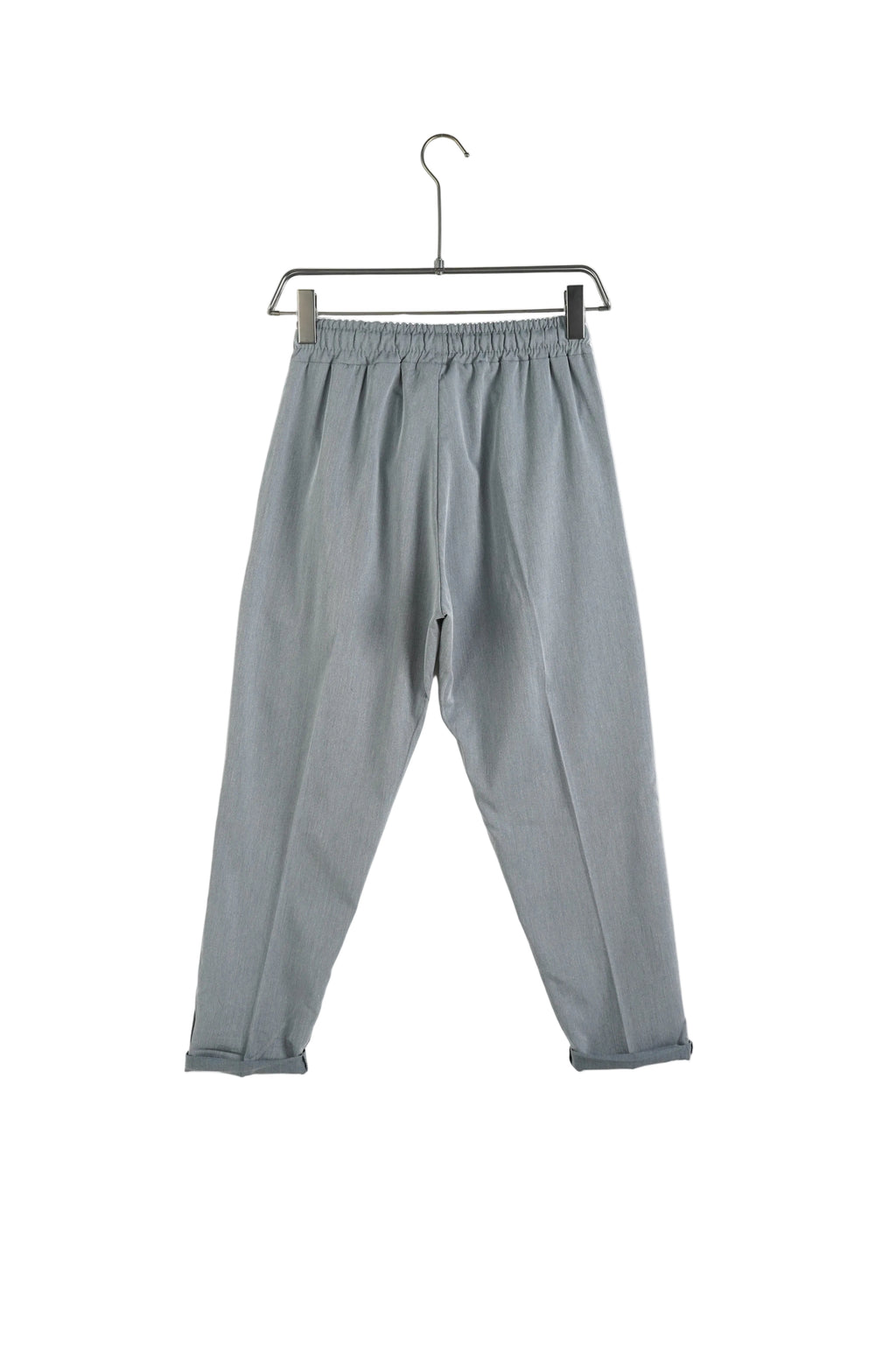 Model purtând pantaloni antracit slim cu șnur lung într-o ținută casual de z
