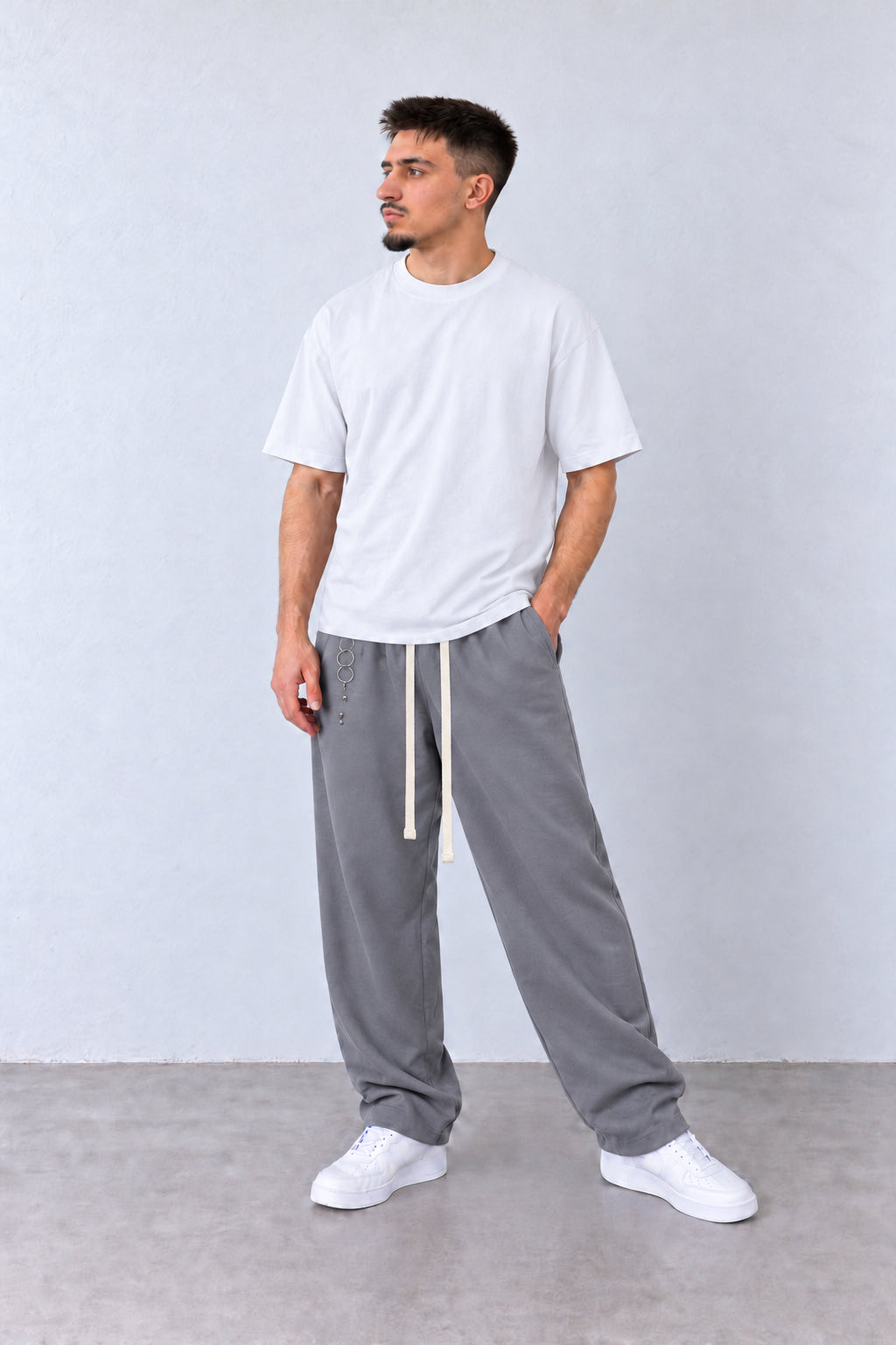 Pantaloni Bărbați Gri Largi cu Inele Decorative, vedere integrală pe model, în postură naturală.