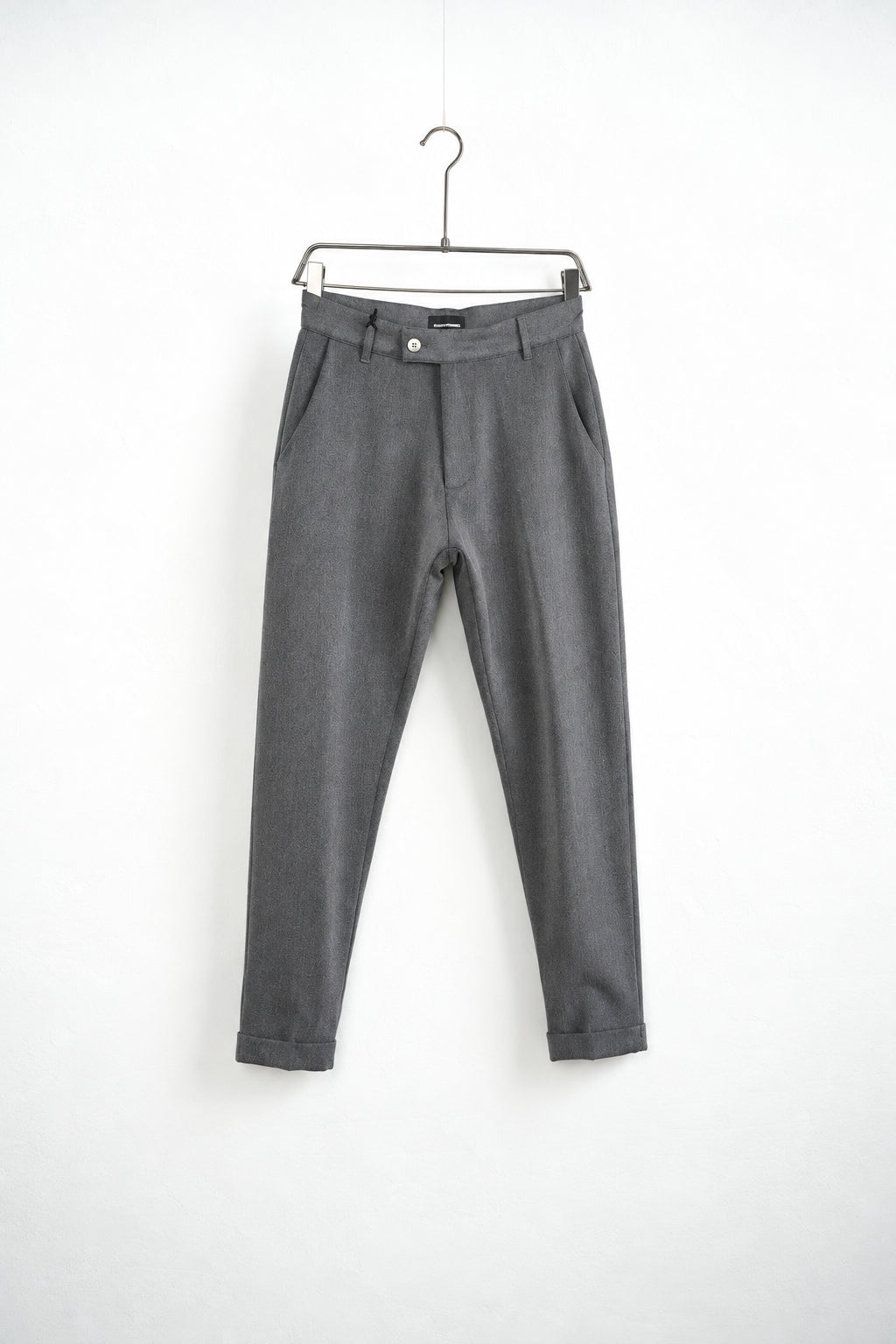 Pantaloni gri slim fit pe umeraș, vedere oblică