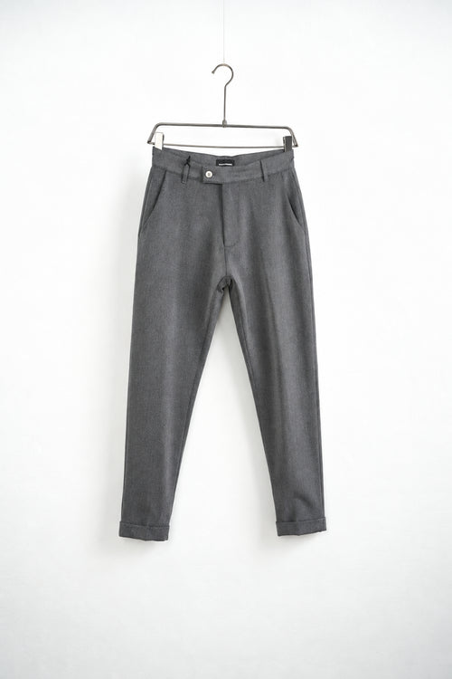 Pantaloni gri slim fit pe umeraș, vedere oblică