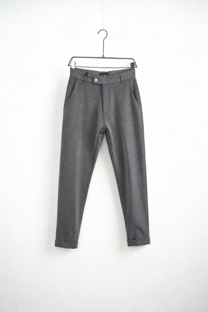 Pantaloni gri slim fit pe umeraș, vedere oblică